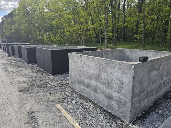 Plac produkcyjny z szambami betonowymi Oświęcim gotowymi do transportu